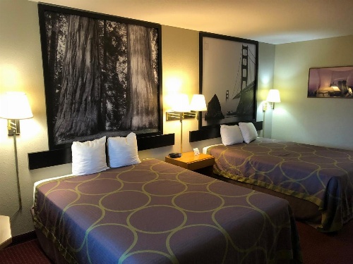 Super 8 by Wyndham Crescent City image 2