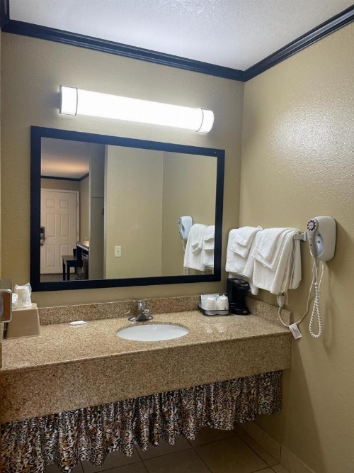 Super 8 by Wyndham Crescent City image 13