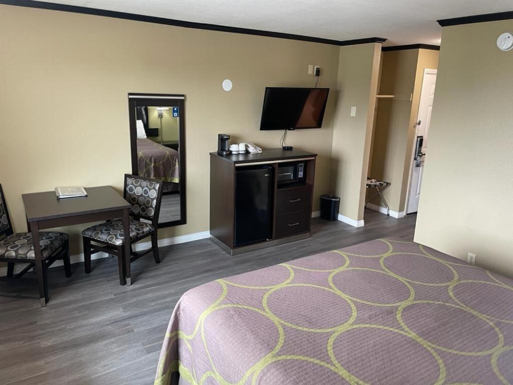 Super 8 by Wyndham Crescent City Image 16