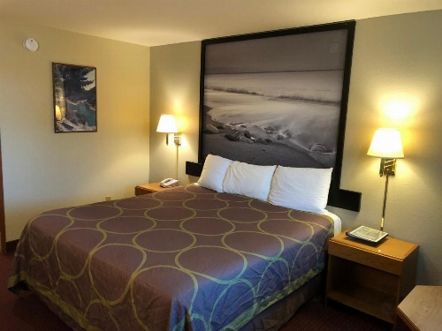 Super 8 by Wyndham Crescent City image 5