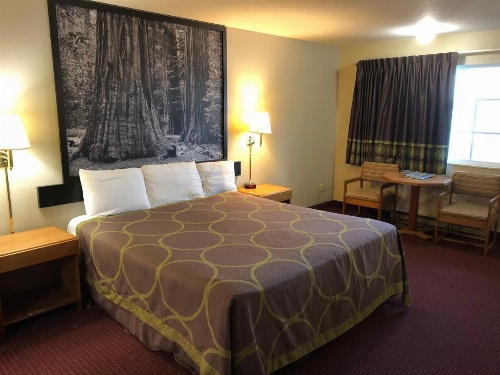 Super 8 by Wyndham Crescent City image 9